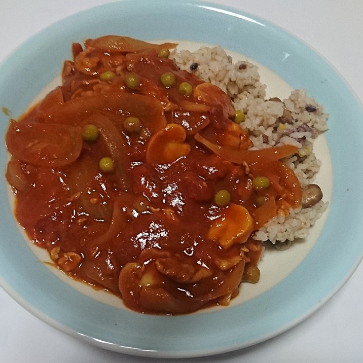 トマト缶とルーを使ってトマトたっぷりハヤシライス